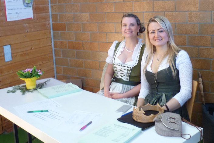 rechts: Waldkönigin Ramona Rauch