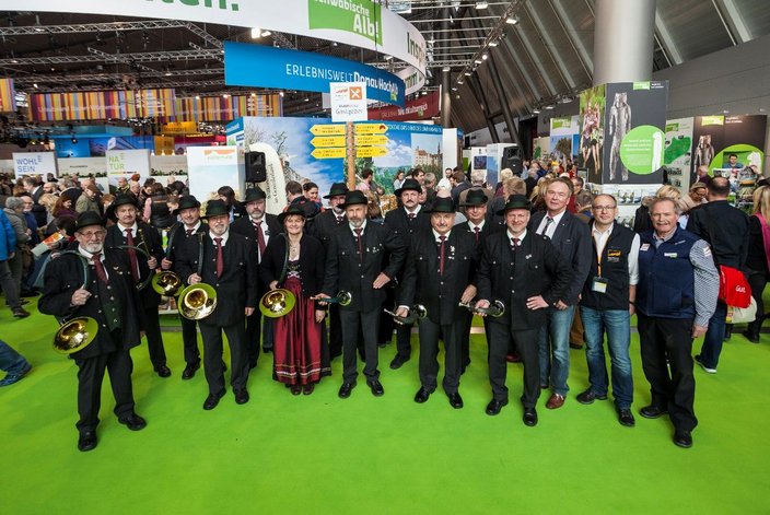 neben den Jagdhornbläsern Oberbürgermeister Klaus Konzelmann, Martin Roscher (Leiter Kulturamt) und Mitarbeiter Richard Eppler